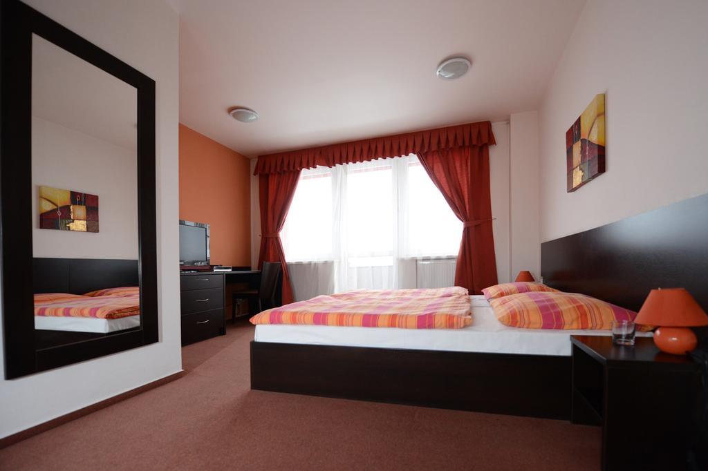Garni Hotel Fellini Žiar nad Hronom Quarto foto