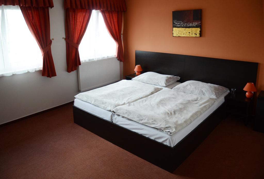 Garni Hotel Fellini Žiar nad Hronom Quarto foto